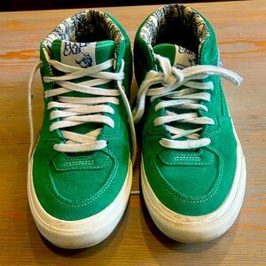 Men’s size 9 green Vans. Good condition.